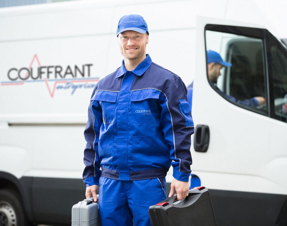 Technicien de l'entreprise Couffrant devant la camionnette